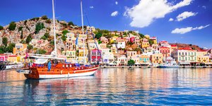 Πολύχρωμα νεοκλασικά σπίτια στον κόλπο της Σύμης
