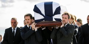 Τα παιδιά και κάποια από τα εγγόνια του τέως βασιλιά Κωνσταντίνου οδηγούν τη σορό του στην τελευταία του κατοικία