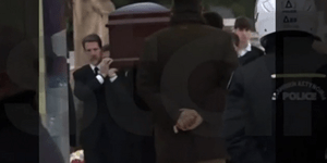 Τα παιδιά και τα εγγόνια του τέως βασιλιά Κωνσταντίνου σηκώνουν το φέρετρό του