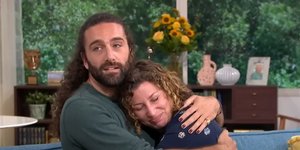 Ο Treasure χρεώνει τους πελάτες 75 λίρες για μια αγκαλιά μιας ώρας