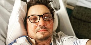 Ο Τζέρεμι Ρένερ ανέβασε φωτογραφία μέσα από το νοσοκομείο