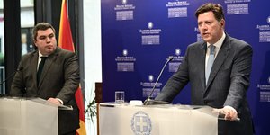 Ο Μιλτιάδης Βαρβιτσιώτης με τον αντιπρόεδρο της κυβέρνησης της Βορείου Μακεδονίας, Μπόγιαν Μάριτσιτς/ Φωτογραφία: ΜΙΧΑΛΗΣ ΚΑΡΑΓΙΑΝΝΗΣ/EUROKINISS