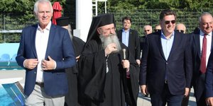 Ο Μιλτιάδης Βαρβιτσιώτης, ο Μητροπολίτης Γρηγόριος και ο Ανδρέας Παχατουρίδης/ Twitter