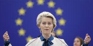 Η Ούρσουλα Φον ντερ Λάιεν στο βήμα του Ευρωπαϊκού Κοινοβουλίου στο Στρασβούργο/ AP Photos