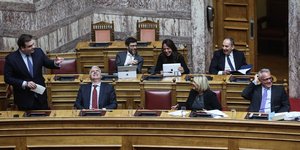 Γέλια στα υπουργικά έδρανα