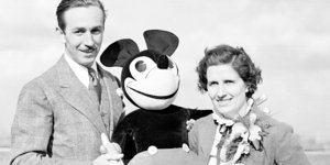 Ο Walt Disney ποζάρει με τη σύζυγό του Lillian και ένα από τα δημιουργήματά του, τον Μίκυ Μάους, στην οροφή του Grosvenor House στο Λονδίνο, στις 12 Ιουνίου 1935