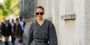 γυναίκα με γκρι φούστα