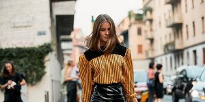 Γυναίκα με μίνι φούστα