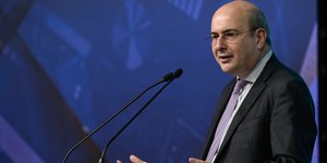 Κωστής Χατζηδάκης προφιλ μικροφωνα