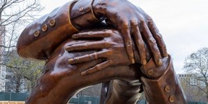 Γλυπτό, πλεγμένα χέρια αγκαλιά 