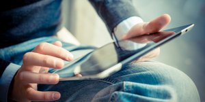 χερια στο ταμπλετ 