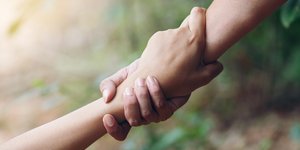 Χέρια που ενώνονται