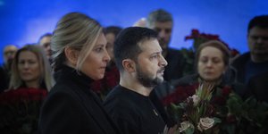 Ο Ζελένσκι με την σύζυγό του στην κηδεία του Ουκρανού ΥΠΕΣ