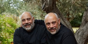 O Βαγγέλης και ο Σπύρος Λιάκος, ιδρυτές του θρυλικού Basegrill, μιλούν στο iefimerida. 