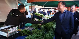 Ο Άδωνις Γεωργιάδης σε λαϊκή αγορά