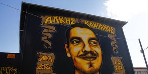 Τοιχογραφία με τη μορφή του Άλκη Καμπανού