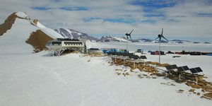 Ο σταθμός είναι ο πρώτος πολικός ερευνητικός σταθμός μηδενικών εκπομπών στον κόσμο που βασίζεται αποκλειστικά σε ανανεώσιμες πηγές ενέργειας, σε ένα από τα πιο σκληρά περιβάλλοντα του πλανήτη / Φωτογραφία: International Polar Foundation