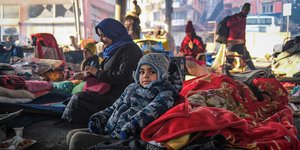 Ένα παιδί δίπλα στη μητέρα του, στη «ζώνη ανακούφισης» στην Αντιόχεια