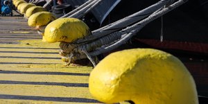 Δεμένα πλοία σε λιμάνι