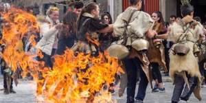 Καθαρά Δευτέρα στο Δίστομο, με κουδούνια, χορό και δωρεάν σαρακοστιανά και κρασί!