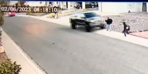 H στιγμή που ο οδηγός πέφτει με το φορτηγάκι του σε ανυποψίαστο ζευγάρι στην Αριζόνα 