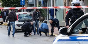 Αστυνομικοί συλλέγουν σφαίρες από δρόμο στη Κρήτη