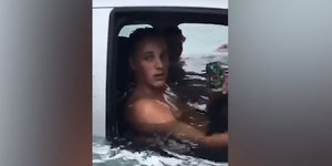  Δύο σέρφερ πίνουν την μπύρα τους μέσα σε πλημμυρισμένο αυτοκίνητο στην Αυστραλία