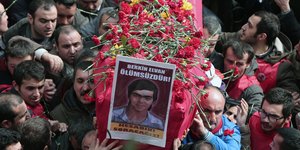 Η κηδεία του Μπερκίν Ελβάν το 2014, του εφήβου που έχασε τη ζωή του από δακρυγόνο της αστυνομίας στην Τουρκία ενώ είχε βγει να αγοράσει ψωμί/ AP Photos
