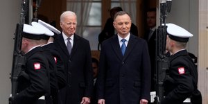 Ο πρόεδρος της Πολωνίας Αντρέι Ντούντα (δεξιά) υποδέχεται τον πρόεδρο Τζο Μπάιντεν στο προεδρικό μέγαρο της Βαρσοβίας