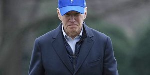Τζο Μπάιντεν μπλε καπελο