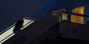 O Τζο Μπάιντεν λίγο πριν πέσει στα σκαλιά του Air Force One