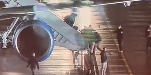 Η στιγμή που η συνεργάτιδα του Τζο Μπάιντεν πέφτει από τη σκάλα του Air Force One