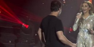 Ο Βασίλης Μπισμπίκης χορεύει ζεϊμπέκικο και η Βανδή τραγουδάει