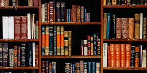 βιβλιοθήκη με βιβλία