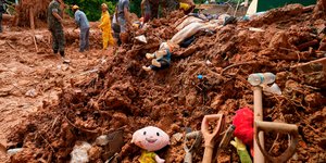 Διασώστε ψάχνουν για ανθρώπινες μετά τις πλημμύρες στη Βραζιλία