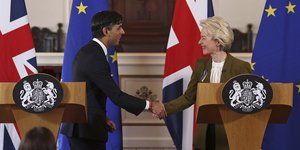 Βρετανία και ΕΕ «έδωσαν τα χέρια» για τη Βόρεια Ιρλανδία