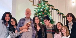 Ο Μπρους Γουίλις με την οικογένειά του