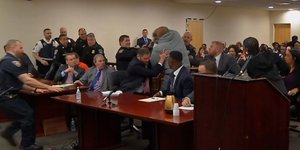 Άνδρας όρμησε στον μακελάρη του Μπάφαλο κατά τη διάρκεια της δίκης 