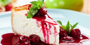 Λαχταριστό κομμάτι cheesecake με κεράσι