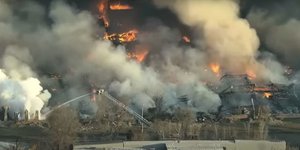 Τεράστια φωτιά σε εργοστάσιο επίπλων στο Σικάγο