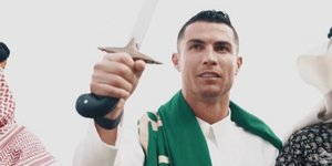 Ο Κριστιάνο Ρονάλντο κρατώντας σπαθί
