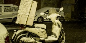 Χιονισμένο μηχανάκι ντελιβερά