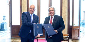 Δένδιας και Μπονάσο ανταλλάσουν χειραψία