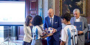 Ο Δένδιας με παιδιά που φορούν φανέλα της εθνικής Αργεντινής