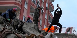 Επιχείρηση διάσωσης μετά τον σεισμό στην Τουρκία 