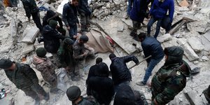 Διασώστες σε κτίριο που κατέρρευσε στη Συρία