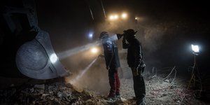 Διασώστες με φακούς σε συντρίμμια