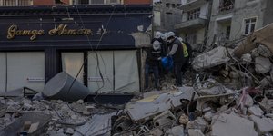 Διασώστες μεταφέρουν τραυματία μέσα από συντρίμμια