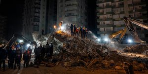 Διασώστες σε χαλάσματα κτιρίου στη Τουρκία