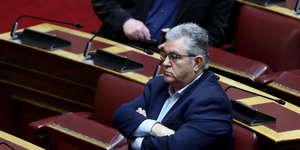 O Δημήτρης Κουτσούμπας με σταυρωμένα χέρια στη Βουλή